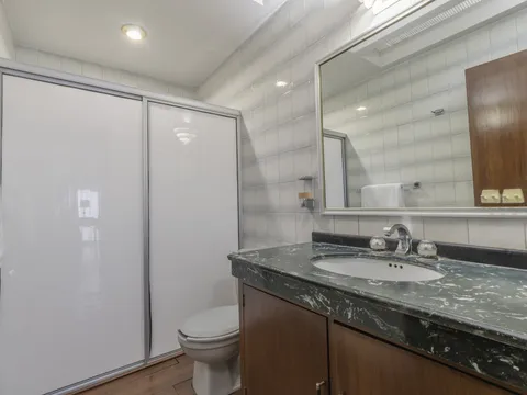 Baño adaptado cerca de la sala