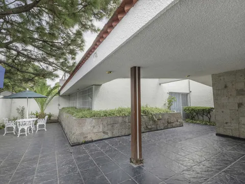 Cochera y entrada de la casa de descanso