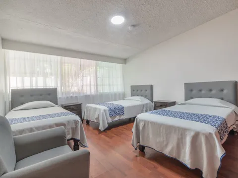 Habitación compartida de 3 camas con ventana