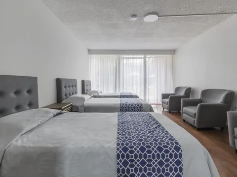 Habitación compartida de 4 camas con baño
