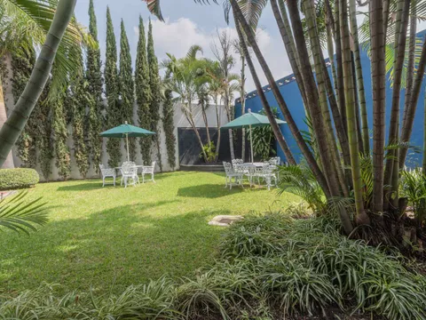 Amplio y acogedor jardín visto desde la terraza