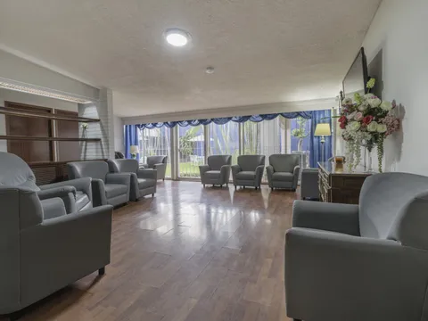 Sala principal con televisión por fibra óptica